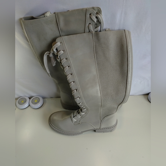 Boots - Picture 3 of 10